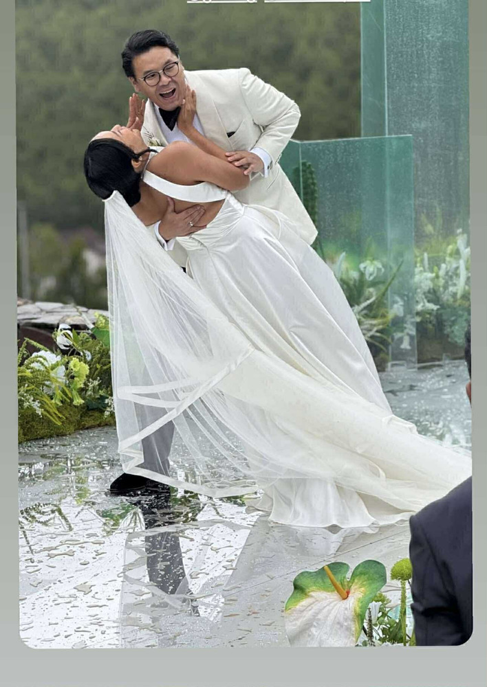 Пойыз вагонында порно көру Орыс жасөспірімдерінің алғашқы ыңғайсыз секс көріністерін онлайн көріңіз.